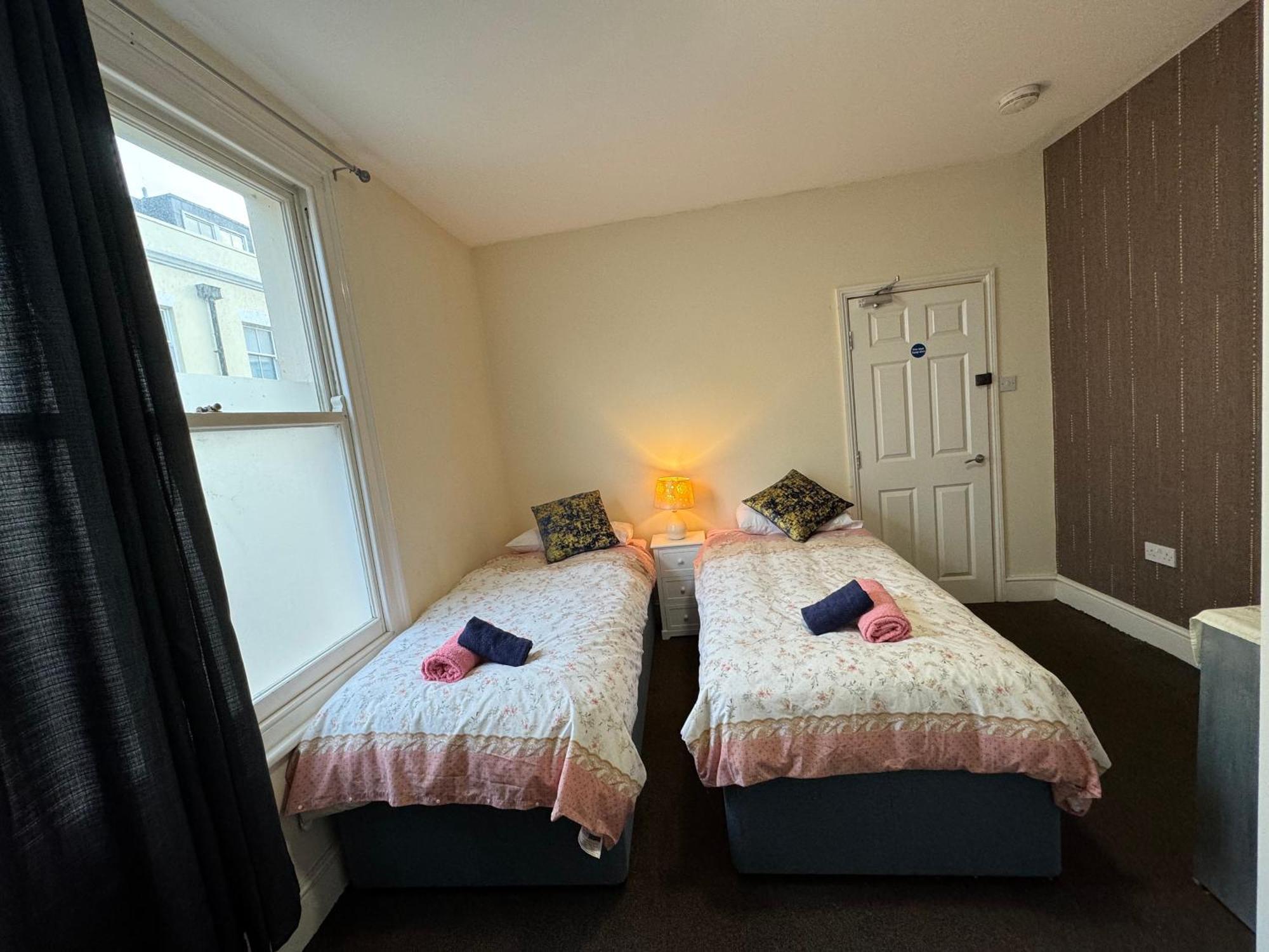 Comfortable Home, Town Centre, Free Parking,Multiple Rooms Cheltenham Exterior foto